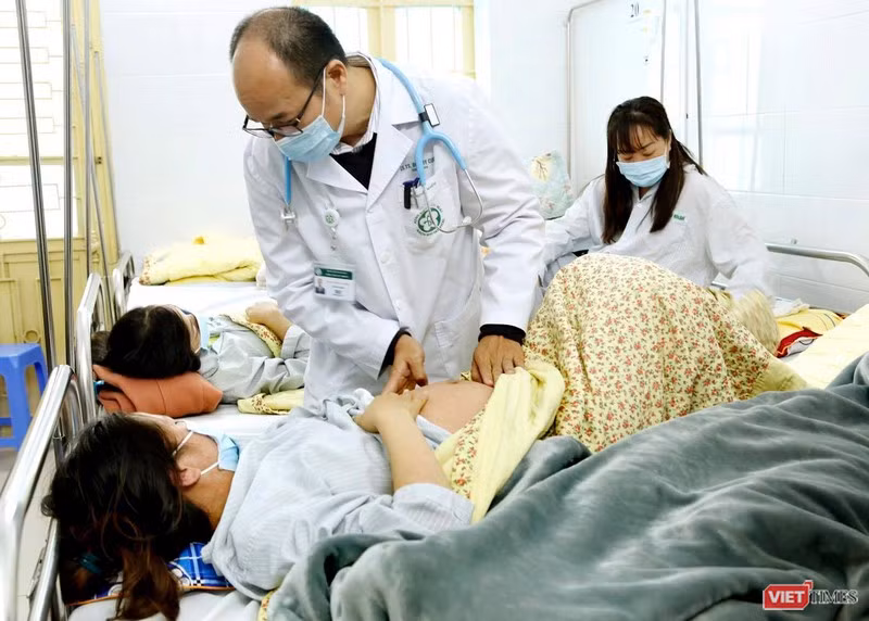 PGS.TS. Đỗ Duy Cường - Giám đốc Trung tâm Bệnh nhiệt đới, Bệnh viện Bạch Mai - khám cho bệnh nhân. PGS.TS. Đỗ Duy Cường - Giám đốc Trung tâm Bệnh nhiệt đới, Bệnh viện Bạch Mai - khám cho bệnh nhân.