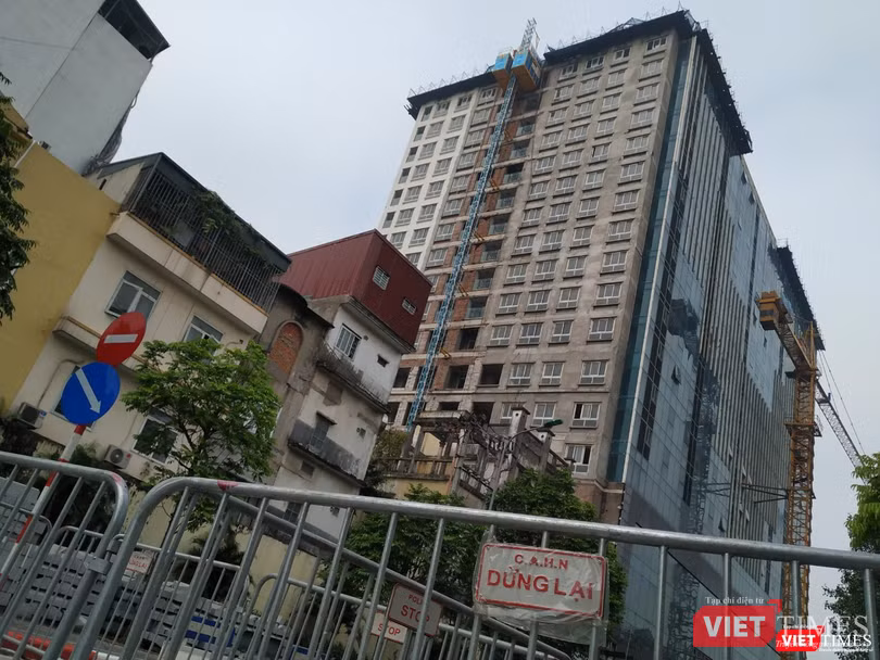 Công trình 8B Lê Trực (Ba Đình - Hà Nội) kéo dài gần 10 năm, trong đó, có gần 5 năm phát hiện sai phạm nhưng phải đến nay, TP. Hà Nội mới ráo riết xử lý. Ảnh: Anh Lê. Công trình 8B Lê Trực (Ba Đình - Hà Nội) kéo dài gần 10 năm, trong đó, có gần 5 năm phát hiện sai phạm nhưng phải đến nay, TP. Hà Nội mới ráo riết xử lý. Ảnh: Anh Lê.