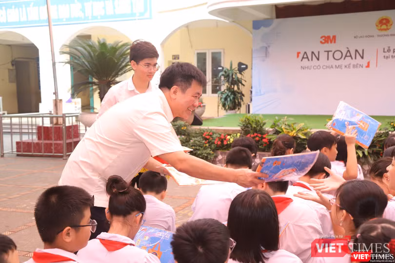Ông Hoàng Văn Tiến – Giám đốc Quỹ Bảo trợ trẻ em Việt Nam trao món quà nâng cao khả năng tự bảo vệ cho các em học sinh Ông Hoàng Văn Tiến – Giám đốc Quỹ Bảo trợ trẻ em Việt Nam trao món quà nâng cao khả năng tự bảo vệ cho các em học sinh