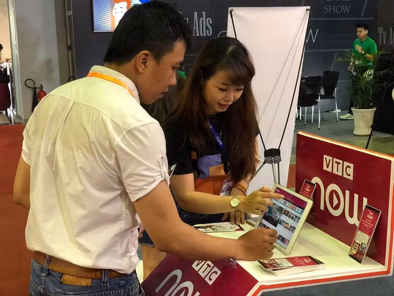 Các doanh nghiệp truyền hình OTT nội đang gồng mình trước sự xâm nhập của các dịch vụ truyền hình xuyên biên giới. Các doanh nghiệp truyền hình OTT nội đang gồng mình trước sự xâm nhập của các dịch vụ truyền hình xuyên biên giới.