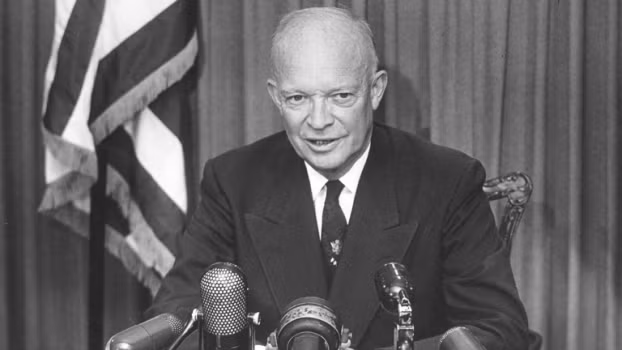 Tổng thống Mỹ Eisenhower tuyên bố Mỹ quyết định không can thiệp vào Điện Biên Phủ. Tổng thống Mỹ Eisenhower
