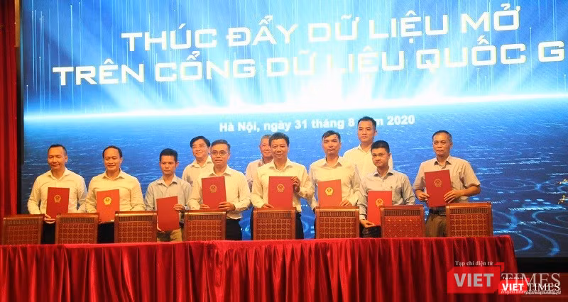Bộ TT&TT và các bộ, ngành, đơn vị ký biên bản hợp tác về thúc đẩy dữ liệu mở và đồng hành trong việc triển khai Cổng dữ liệu quốc gia Bộ TT&TT và các bộ, ngành, đơn vị ký biên bản hợp tác về thúc đẩy dữ liệu mở và đồng hành trong việc triển khai Cổng dữ liệu quốc gia