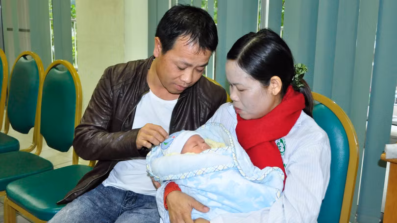 Một cặp vợ chồng thực hiện thụ tinh nhân tạo thành công tại Bệnh viện Bạch Mai.