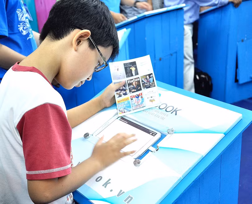 Cuốn sách hiện lên trên màn ảnh vi tính như hình thể thực tế của cuốn sách bên ngoài. Bạn "giở" từng trang và đọc thoáng qua. Bạn "gấp" sách lại và nhìn qua cửa sổ. Cuốn sách hiện lên trên màn ảnh vi tính như hình thể thực tế của cuốn sách bên ngoài. Bạn "giở" từng trang và đọc thoáng qua. Bạn "gấp" sách lại và nhìn qua cửa sổ.