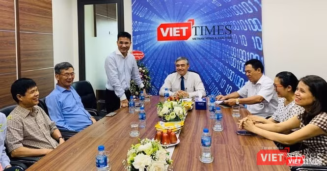 Chủ tịch Nguyễn Minh Hồng: "Lãnh đạo Hội Truyền thông số Việt Nam ghi nhận và đánh giá cao nỗ lực của tập thể cán bộ, phóng viên và nhân viên Tạp chí trong việc sớm ổn định tổ chức, bộ máy, xây dựng và tổ chức thực hiện có hiệu quả các nhiệm vụ đặt ra". Chủ tịch Nguyễn Minh Hồng: "Lãnh đạo Hội Truyền thông số Việt Nam ghi nhận và đánh giá cao nỗ lực của tập thể cán bộ, phóng viên và nhân viên Tạp chí trong việc sớm ổn định tổ chức, bộ máy, xây dựng và tổ chức thực hiện có hiệu quả các nhiệm vụ đặt ra".