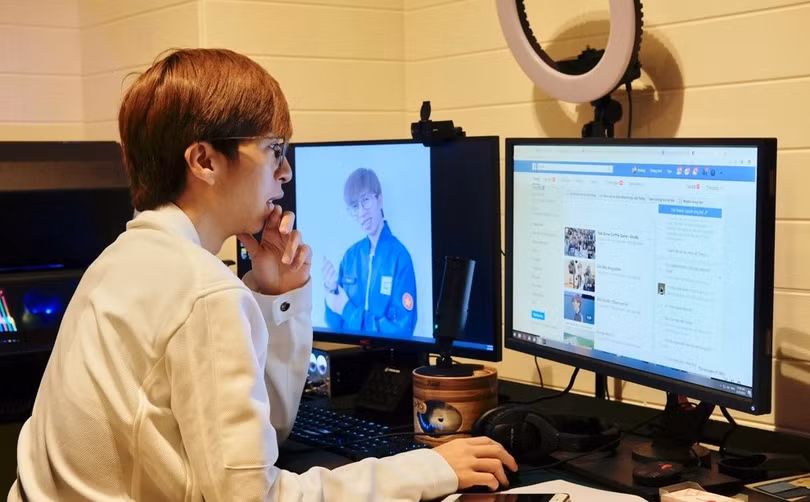 ViruSs giữ thói quen xem lại các video đã làm và ghi lại các kinh nghiệm rút ra được vào một cuốn sổ nhỏ. ViruSs giữ thói quen xem lại các video đã làm và ghi lại các kinh nghiệm rút ra được vào một cuốn sổ nhỏ.