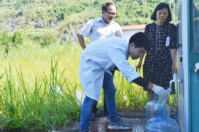 Trung tâm Kiểm soát bệnh tật thành phố Hà Nội lấy mẫu nước tại nhà máy nước sạch sông Đà. Trung tâm Kiểm soát bệnh tật thành phố Hà Nội lấy mẫu nước tại nhà máy nước sạch sông Đà.