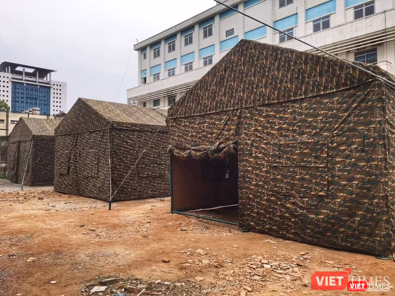 Bệnh viện dã chiến được dựng lên ngay trong sân Bệnh viện Bạch Mai vào đêm 28/3 (ảnh: Đặng Tú)