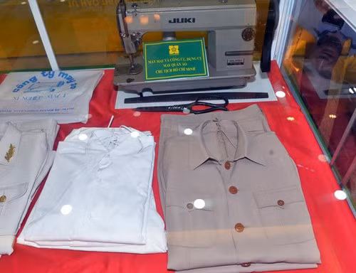 Bộ quần áo đặc biệt bảo vệ thi hài Bác Hồ do Việt Nam sản xuất Bộ quần áo đặc biệt bảo vệ thi hài Bác Hồ do Việt Nam sản xuất