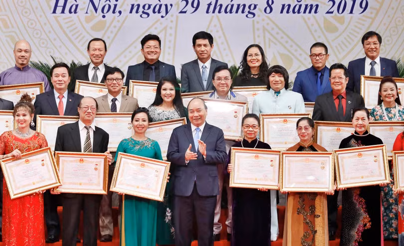 Thủ tướng trao tặng danh hiệu NSND cho các cá nhân có nhiều đóng góp cho sự nghiệp xây dựng và phát triển nền văn hóa của dân tộc.