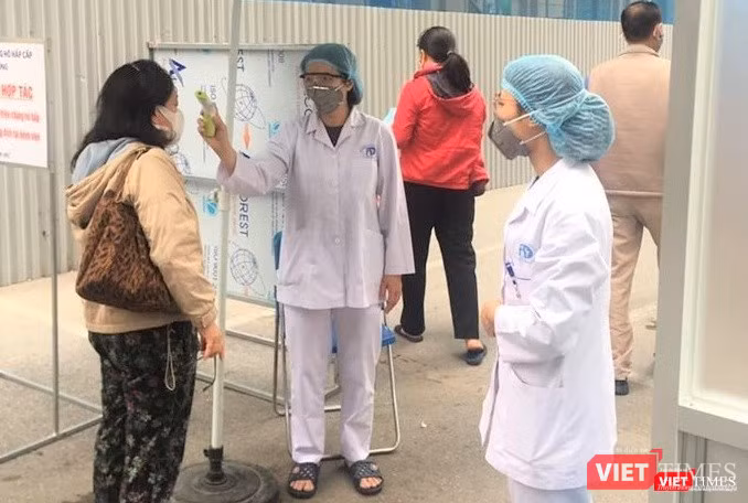 Các nhân viên y tế kiểm tra thân nhiệt tại cổng vào BV Xanh Pôn.