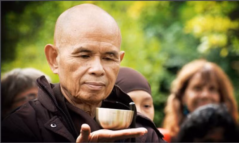 Thiền sư Thích Nhất Hạnh đã đi khắp địa cầu, gõ nhẹ từng tiếng chuông, gieo hạt giống Tỉnh thức cho nhân loại. Ảnh: BBC Thiền sư Thích Nhất Hạnh đã đi khắp địa cầu, gõ nhẹ từng tiếng chuông, gieo hạt giống Tỉnh thức cho nhân loại. Ảnh: BBC