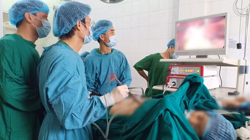 Nhờ việc chuyển giao kỹ thuật, các bác sĩ của Bệnh viện đa khoa huyện Tam Đường có thể phẫu thuật nội soi điều trị các bệnh lý phức tạp hơn cho bệnh nhân.
