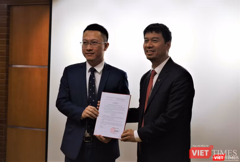 Phó Tổng Giám đốc Đài Tiếng nói Việt Nam Ngô Minh Hiển trao quyết định nhiệm tân Phó Giám đốc Đài Truyền hình Kỹ thuật số VTC Lương Minh Đức. Phó Tổng Giám đốc Đài Tiếng nói Việt Nam Ngô Minh Hiển trao quyết định nhiệm tân Phó Giám đốc Đài Truyền hình Kỹ thuật số VTC Lương Minh Đức