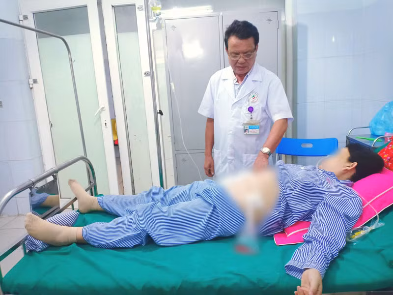 Chị Đ. được chăm sóc tại Bệnh viện đa khoa tỉnh Tuyên Quang sau khi mổ cấp cứu Chị Đ. được chăm sóc tại Bệnh viện đa khoa tỉnh Tuyên Quang sau khi mổ cấp cứu
