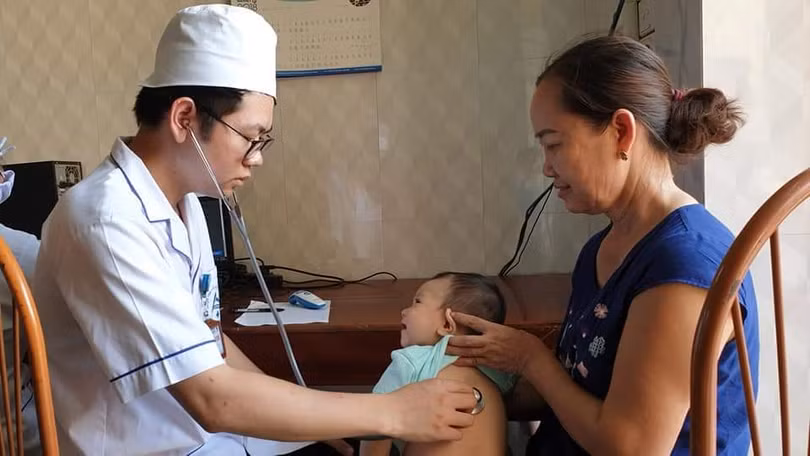 Bác sĩ khám sàng lọc cho trẻ trước khi tiêm. Bác sĩ khám sàng lọc cho trẻ trước khi tiêm.