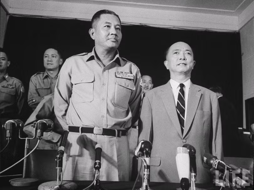 Ông Dương Văn Minh trả lời báo chí sau cuộc đảo chính Ông Dương Văn Minh trả lời báo chí sau cuộc đảo chính