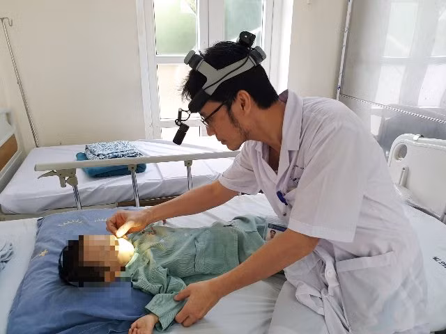 Bác sĩ kiểm tra tình hình sức khỏe của bé trai