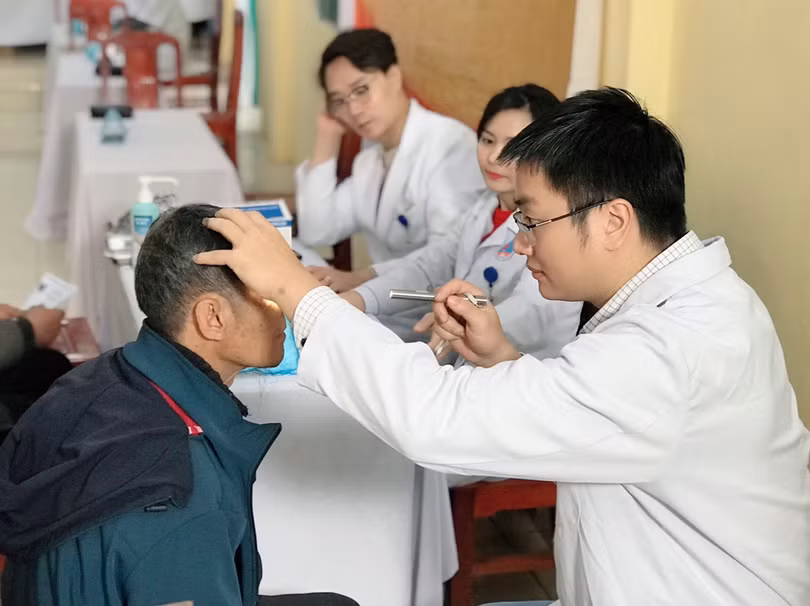 Bác sĩ Nguyễn Trường Sơn - Phó Giám đốc Bệnh viện Hữu nghị - chia sẻ, chuyến đi có ý nghĩa rất thực tiễn, giúp các bác sĩ nắm rõ những khó khăn trong chăm sóc sức khỏe thực tế cho những người dân ở huyện vùng cao (Ảnh: BVCC)
