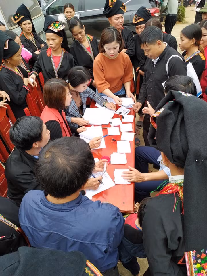 Xã Xuân Tầm là xã vùng cao đặc biệt khó khăn của huyện Văn Yên, tỉnh Yên Bái, có 98% dân số là dân tộc Dao. Vì vậy, chương trình khám bệnh miễn phí rất thu hút người dân, từ sáng sớm đã có hàng trăm người tới đăng ký khám bệnh (Ảnh: BVCC).