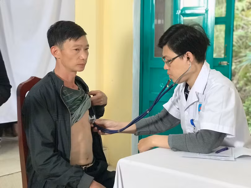Hoạt động khám, chữa bệnh miễn phí góp phần sàng lọc các bệnh mãn tính và tuyên truyền giáo dục sức khỏe tại xã nghèo của tỉnh Yên Bái (Ảnh: BVCC)