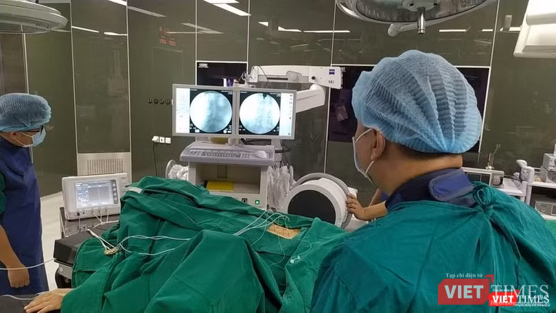 Kỹ thuật tiêm cột sống cho bệnh nhân cần được thực hiện bởi các bác sĩ và có sự hỗ trợ của máy móc (Ảnh: BVCC). Kỹ thuật tiêm cột sống cho bệnh nhân cần được thực hiện bởi các bác sĩ và có sự hỗ trợ của máy móc (Ảnh: BVCC).