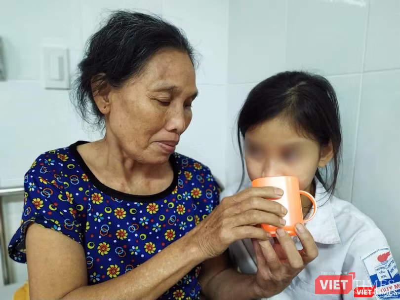 T. và bà nội tại Bệnh viện. T. và bà nội tại Bệnh viện.