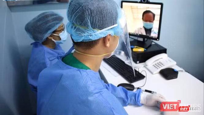 Việc hội chẩn trực tuyến được tổ chức thường xuyên giúp người bệnh và gia đình luôn yên tâm rằng quá trình điều trị bệnh không bị ảnh hưởng bởi COVID-19. Ảnh: Hòa Bình. Hội chẩn trực tuyến giữa các BS chuyên khoa tại Bệnh viện ĐH Y Dược TP.HCM