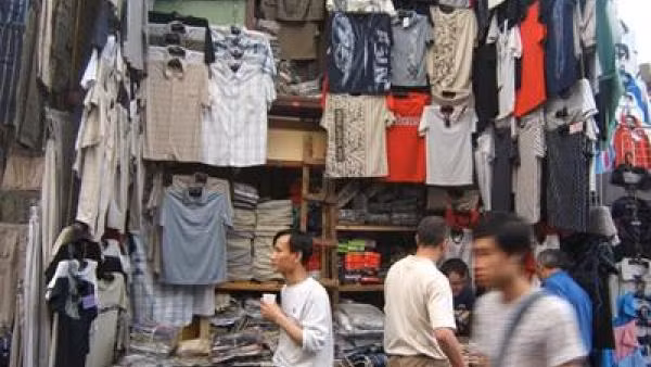 Người Việt buôn bán tại Nga.