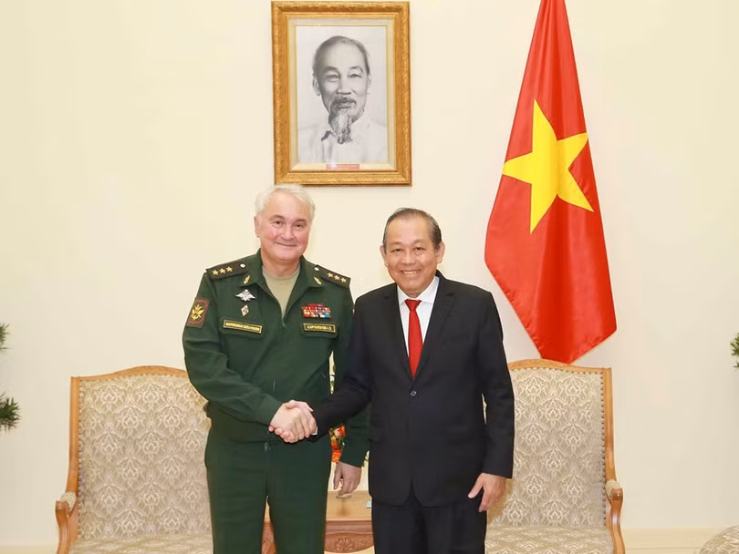 Phó Thủ tướng Thường trực Trương Hòa Bình (phải) tiếp Thượng tướng A.V. Kartapolov, Thứ trưởng Quốc phòng, Tổng cục trưởng Tổng cục Chính trị quân sự các lực lượng vũ trang Liên bang Nga.