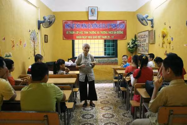 Trong lớp học của bà, có những em 17 năm nay vẫn chỉ dừng ở học đọc, học viết. Trong lớp học của bà, có những em 17 năm nay vẫn chỉ dừng ở học đọc, học viết.