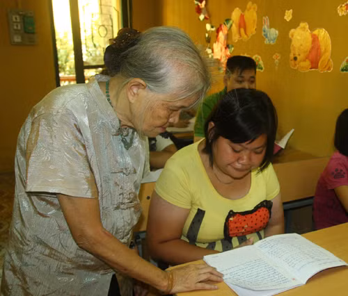 Bà giáo Hồ Hương Nam hướng dẫn một học sinh có đến ngót 20 năm gắn bó với lớp. Bà giáo Hồ Hương Nam hướng dẫn một học sinh có đến ngót 20 năm gắn bó với lớp.