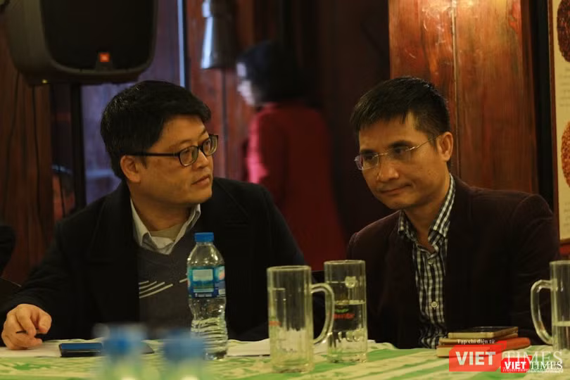 Ông Trần Minh -- Viện trưởng Viện Công nghiệp phần mềm và nội dung số Việt Nam và ông Đinh Văn Hải -- Phó Tổng thư ký kiêm Chủ nhiệm Tạp chí điện tử VietTimes (bên phải).