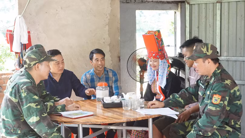 Lực lượng Biên phòng cửa khẩu Bình Liêu tuyên truyền vận động người dân không XNC trái phép tại thôn Phai Lầu (huyện Bình Liêu). (Ảnh: UBND tỉnh QN) Lực lượng Biên phòng cửa khẩu Bình Liêu tuyên truyền vận động người dân không XNC trái phép tại thôn Phai Lầu (huyện Bình Liêu).