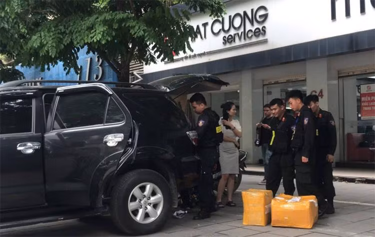 Lực lượng chức năng khám xét Trung tâm bảo hành của Nhật Cường ngày 9/5. Lực lượng chức năng khám xét Trung tâm bảo hành của Nhật Cường ngày 9/5.