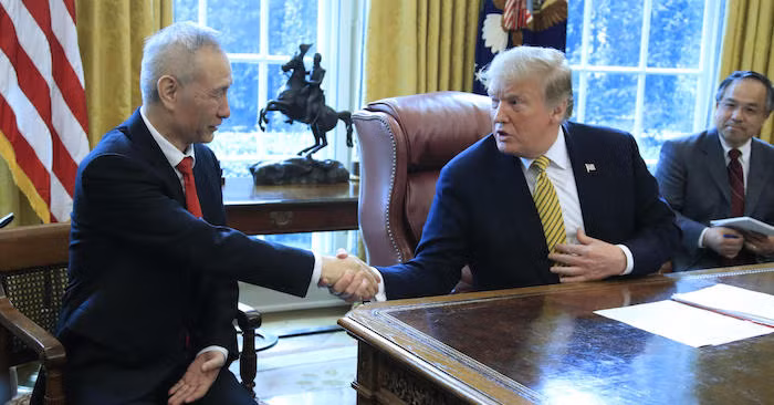 Tổng thống Donald Trump gặp Phó Thủ tướng Trung Quốc Lưu Hà tại Phòng Bầu dục của Nhà Trắng ở Washington trong cuộc đàm phán thuơng mại giữa hai nước, Thứ Năm, ngày 4/4/2019. (Ảnh: AP). Tổng thống Donald Trump gặp Phó Thủ tướng Trung Quốc Lưu Hà tại Phòng Bầu dục của Nhà Trắng ở Washington trong cuộc đàm phán thuơng mại giữa hai nước, Thứ Năm, ngày 4/4/2019. (Ảnh: AP).