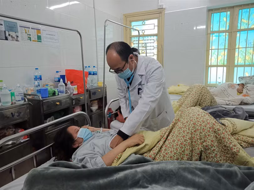 Bệnh nhân mắc sởi điều trị tại Bệnh viện Bạch Mai cũng gia tăng Thăm khám cho bệnh nhân mắc sởi tại Bệnh viện Bạch Mai