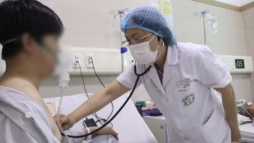 Bác sĩ Hải Anh thăm khám cho bệnh nhân (Ảnh: BVCC)