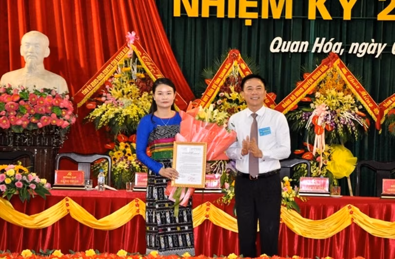 Ông Đỗ Trọng Hưng - phó bí thư thường trực Tỉnh ủy, trưởng Đoàn đại biểu Quốc hội tỉnh Thanh Hóa - trao quyết định của Ban thường vụ Tỉnh ủy chỉ định bà Hà Thị Hương giữ chức bí thư Huyện ủy Quan Hóa nhiệm kỳ 2020-2025, sáng 11-8 Ông Đỗ Minh Tuấn - Phó Bí thư Tỉnh ủy, trao quyết định và tặng hoa chúc mừng tân Bí thư Huyện ủy Mường Lát Hà Văn Ca. Ảnh: Quốc Hương