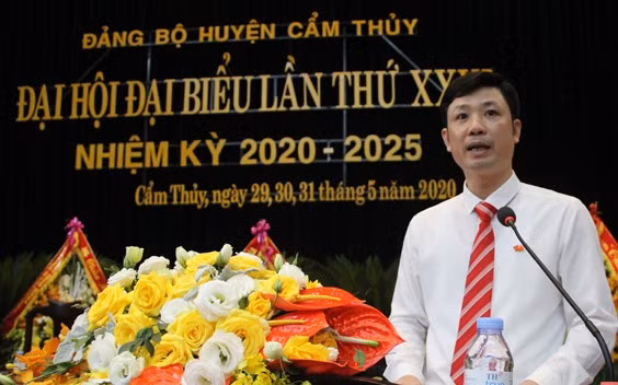 Ông Lê Văn Trung, 40 tuổi được chỉ định thôi giữ chức Bí thư Tỉnh đoàn, tham gia Ban chấp hành, Ban Thường vụ và giữ chức Bí thư Huyện ủy Cẩm Thủy, nhiệm kỳ 2020-2025. Ảnh: B.T.H Ông Lê Văn Trung, 40 tuổi được chỉ định thôi giữ chức Bí thư Tỉnh đoàn, tham gia Ban chấp hành, Ban Thường vụ và giữ chức Bí thư Huyện ủy Cẩm Thủy, nhiệm kỳ 2020-2025. Ảnh: B.T.H