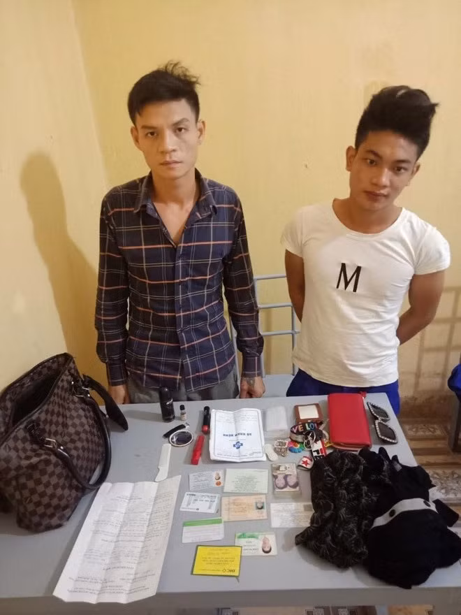 Hai đối tượng Bùi Văn Tưởng, Nguyễn Huy Chiến tại Công an huyện Bình Xuyên Hai đối tượng Bùi Văn Tưởng, Nguyễn Huy Chiến tại Công an huyện Bình Xuyên