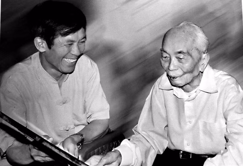 Đại tướng Võ Nguyên Giáp và Nghệ sĩ Trần Hồng Đại tướng Võ Nguyên Giáp và Nghệ sĩ Trần Hồng