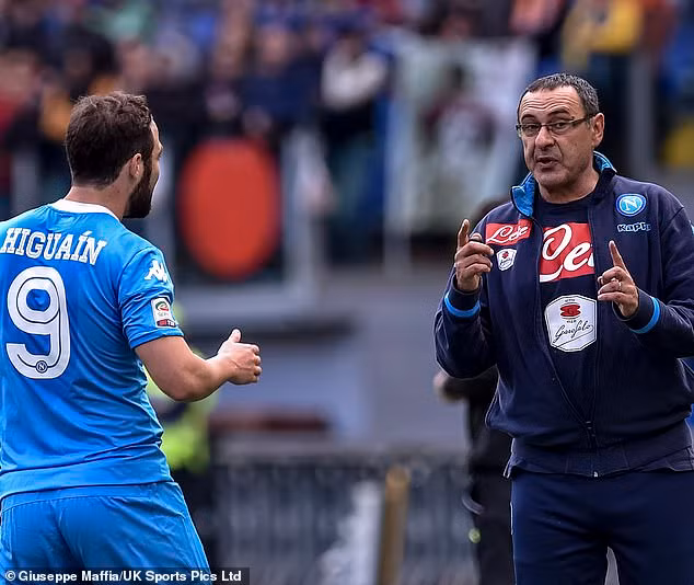 Higuain từng là trò cưng của Maurizio ở Napoli mùa bóng mà anh ghi tới 36 bàn trong 35 lần ra sân. Higuain từng là trò cưng của Maurizio ở Napoli mùa bóng mà anh ghi tới 36 bàn trong 35 lần ra sân.
