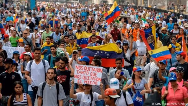 Người dân Venezuela xuống đường biểu tình tại thủ đô Caracas Người dân Venezuela xuống đường biểu tình tại thủ đô Caracas