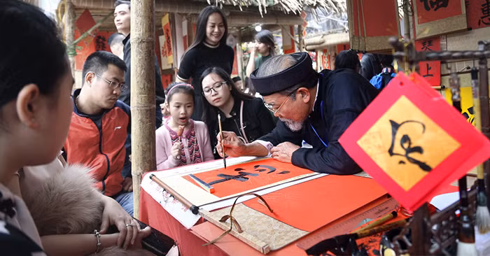 “Mỗi năm hoa đào nở/ Lại thấy ông đồ già..." “Mỗi năm hoa đào nở/ Lại thấy ông đồ già..."