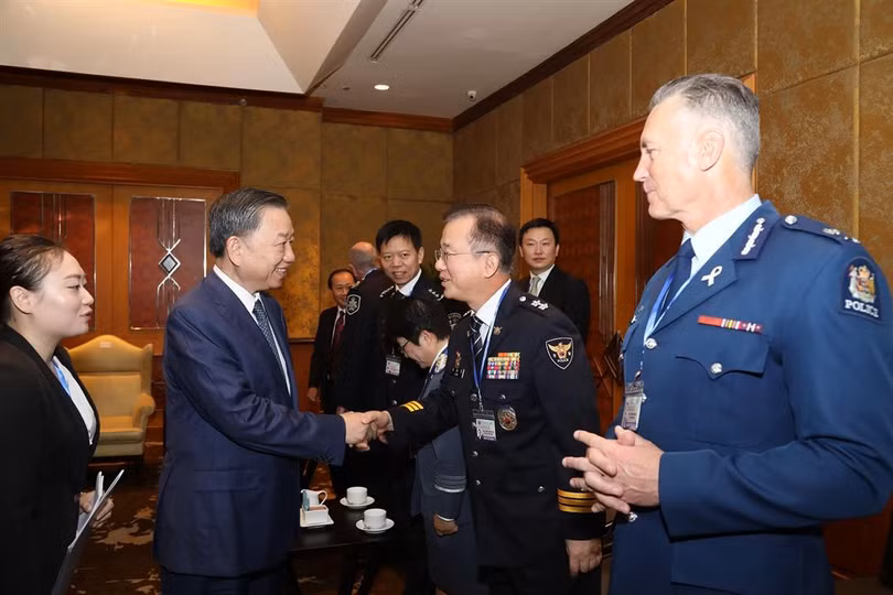 Bộ trưởng Tô Lâm chào xã giao Tư lệnh Cảnh sát các nước Đông Nam Á trước thềm lễ khai mạc. Bộ trưởng Tô Lâm chào xã giao Tư lệnh Cảnh sát các nước Đông Nam Á trước thềm lễ Khai mạc.