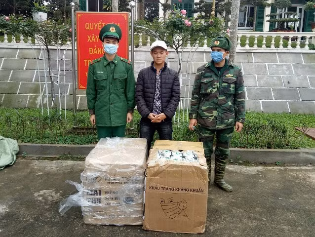 Đối tượng Chung cùng tang vật bị lực lượng Bộ đội Biên phòng Quảng Ninh bắt giữ. Đối tượng Chung cùng tang vật bị lực lượng Bộ đội Biên phòng Quảng Ninh bắt giữ.