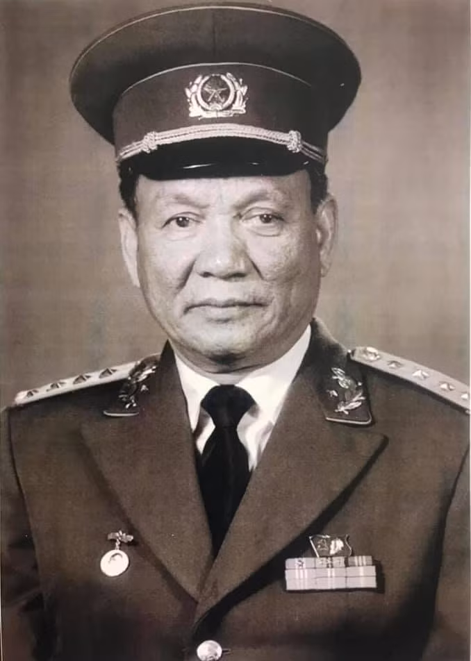 Trong hai ngày Quốc tang (ngày 3/5 và ngày 4/5/2019), các công sở, các nơi công cộng treo cờ rủ và ngừng các hoạt động vui chơi giải trí. l