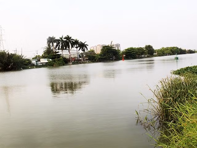 Dòng sông Rạch Chiếc hôm nay, sau 44 năm ngày Thống nhất đất nước, nhìn từ khu tưởng niệm 52 liệt sỹ đã ngã xuống trong trận chiến chiếm và giữ cây cầu Rạch Chiếc.