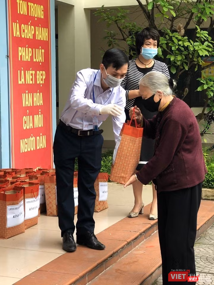 Ông Nguyễn Dân Huy thay mặt UBND phường Trúc Bạch và những tấm lòng thiện nguyện trao tặng 50 suất quà, mỗi suất trị giá 200.000 đồng đến các trường hợp khó khăn khi thực hiện giãn cách xã hội trên địa bàn phường Phúc Xá với mục tiêu chăm lo cho nhân dân thì không phân biệt địa giới hành chính. UBND phường Trúc Bạch phối hợp với những tấm lòng thiện nguyện tổ chức trao tặng 50 xuất quà, mỗi xuất trị giá 200.000 đồng đến các trường hợp khó khăn khi thực hiện giãn cách xã hội trên địa bàn phường Phúc Xá. Chăm lo cho nhân dân thì không phân biệt địa giới hành chính